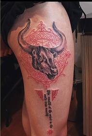 Personality legs, cow head tattoo pattern, enjoy the picture