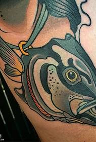 Šlaunų prikimštos žuvies tatuiruotės modelis