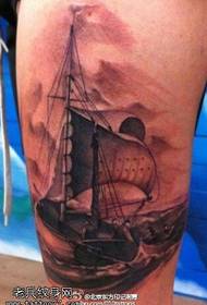 逼真写实的小帆船纹身图案