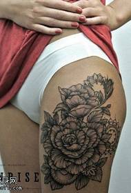 Patrón de tatuaxe de flor de coxa de beleza