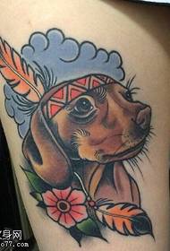Nudažytas gražus šuns tatuiruotės raštas