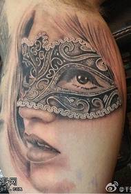 Európai és amerikai stílusú maszkok gyönyörű tetoválásokkal