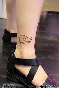 Modèle de tatouage d'éléphant piquant frais