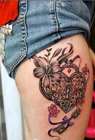 Female leg personality lock tattoo pattern to enjoy the picture