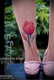 Pininturahan ang magandang pattern ng tattoo na tulip