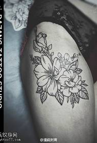Blomster tatoveringsmønster på låret