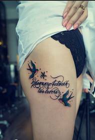 Imatge de tatuatge de lletres orenetes amb un aspecte bell, per a cames femenines