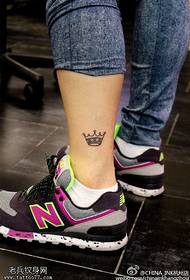 Svježi uzorak tetovaže male krune