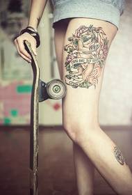 Frumusețe, picioare frumoase, tatuaj frumos