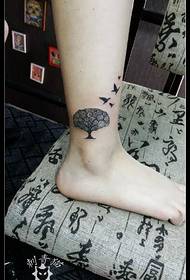 Exquisito patrón de tatuaxe de aves de árbores ricas