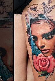 Glamorøst skjønnhetsportrett tatoveringsmønster på låret