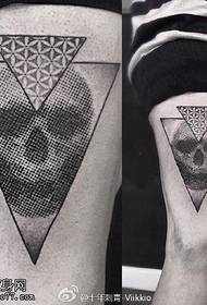 Patrón de tatuaxe do triángulo da coxa