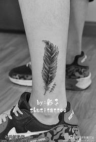 Simple and refreshing feather tattoo pattern