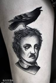 Patrón de tatuaje de cuervo en cabeza humana clásica