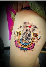 E gammi femminili solu belli ritratti di tatuaggi di vela di culore di tatuu di vela