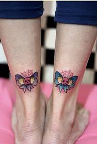 Picioare frumoase, cu arcuri colorate și imagini tatuaje