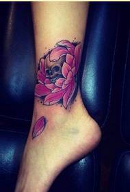 Beautiful leg personality colored rose skull tattoo pattern picture