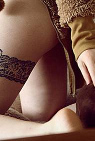 Vackra ben på spetsbågen tatuering bilder