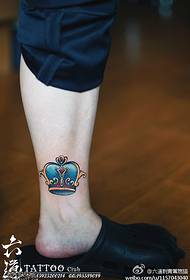 Πόδι τρυπώντας πολύχρωμο μοτίβο τατουάζ στέμμα