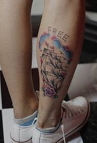 Stylish këmbët e bukura fotografi me tatuazhe me vela me vela