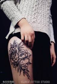Κλασικό μοτίβο τατουάζ λουλουδιών στον μηρό