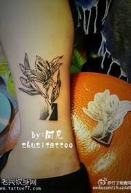 Mchoro rahisi wa tatoo ya lily