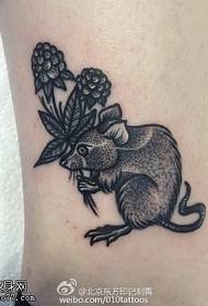 Tatuagem de flor de rato na panturrilha