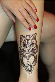 Imagens de padrão de tatuagem de gato bonito e agradável de pernas femininas