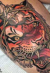 Egér tetoválás a tigris feje