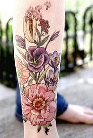 Personaliteti modeli i tatuazheve me lule për të shijuar foton