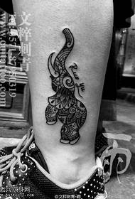 Tatuaggio di elefante di Van Gogh sul polpaccio