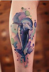 Estilat i colorit quadre de tatuatge de balena a les cames