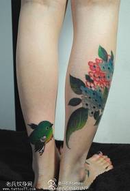 Prekrasan super sladak uzorak tetovaže od šljive na nogama