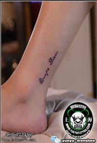 Izvrsni engleski uzorak tetovaža na teletu