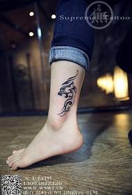 Dekleta majhna sveža tatoo na nogah