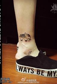 Једноставан и симпатичан узорак тетоваже бебе слон