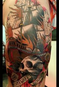 Tatuaj cu barcă cu pânze pe coapsă