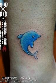 Симпатична симпатична шема на тетоважи со делфини