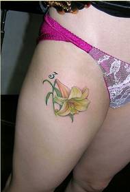 Skaisti seksīgu sieviešu kāju lilijas tetovējuma modeļa attēli