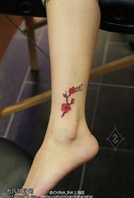 Patrón de tatuaxe de ameixa vermella de espina de perna