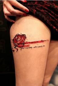 Modieuse vroulike bene met 'n pragtige tatoeëermerk vir pragtige rose
