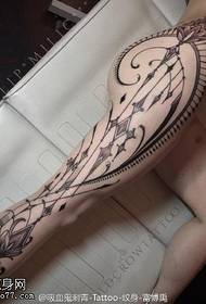 Totem uzorak tetovaže na nogama