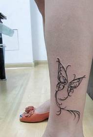 Les jambes de la fille sont belles photos de tatouage de vigne papillon