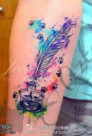 Patrón de tatuaje de pluma pintada estilo tinta