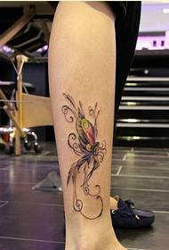 Sievietes skaistu kāju krāsas tauriņa tetovējuma modeļa attēls