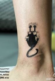 Деликатна и слатка шарена мачка тетоважа узорак