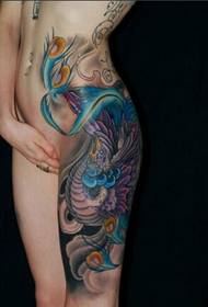 セクシーな裸の女の子の足の超美しいフェニックスのタトゥーの写真