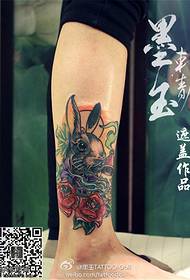 腿色玫瑰兔子紋身圖案