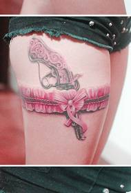 Rožiniai nėriniai patraukia šlaunų kūrybinių tatuiruočių paveikslėlius