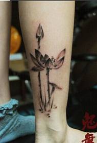 Hermoso tatuaje de loto de tinta imagen de piernas de chicas